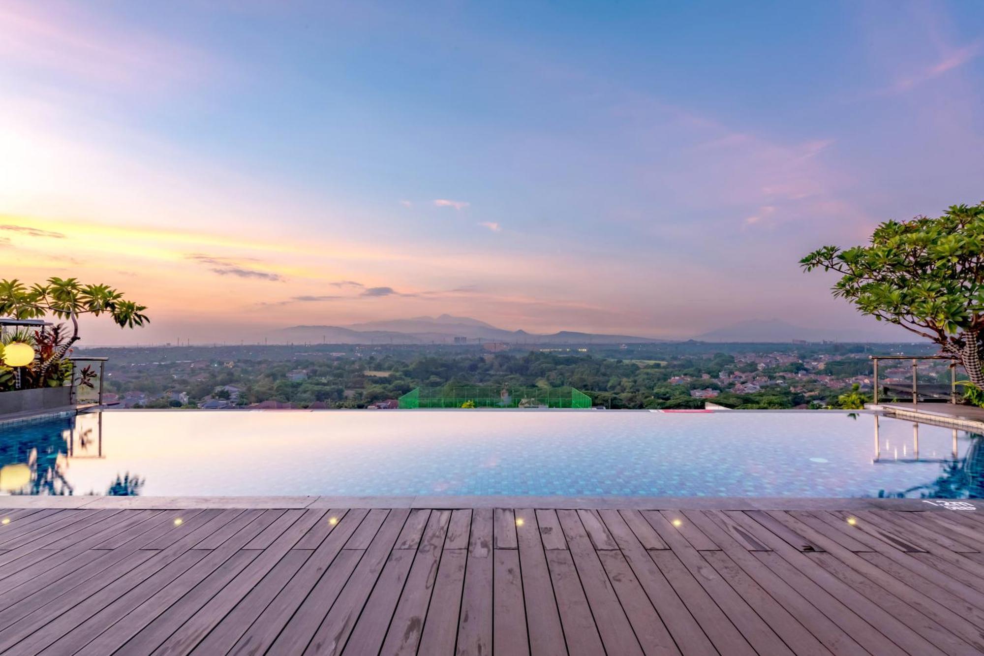 Hotel Ciputra Cibubur Managed By Swiss-Belhotel International Esterno foto